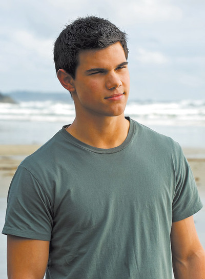  Con 17 años, Taylor Lautner, ex campeón infantil de artes marciales, se ha convertido en el nuevo reclamo  sexy  de la saga  Crepúsculo.  