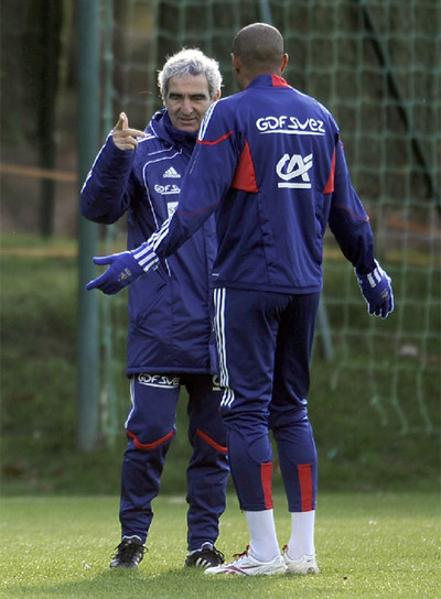 Raymond Domenech da instrucciones a Henry durante el entrenamiento de ayer de Francia.