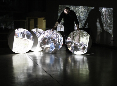 El artista polaco Ryszard Piegza durante la presentación del festival de arte de acción Acción!09MAD el pasado 5 de noviembre. rn carlos rosillornPiegza en otro momento de su  performance. 