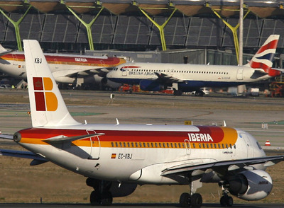 Aviones de Iberia y British Airways, en las pistas del aeropuerto de Madrid-Barajas.