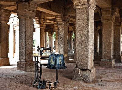 Ropas y piedras.rnRozi trajo para las fotos algunas de sus escasas pertenencias: su falda vaquera, su camisa, sus zapatos y un estuche con lápices. La ropa está sobre una vieja máquina de coser, con la que le gusta jugar en el orfanato.