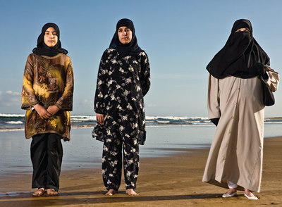 Tres generaciones.rnSon tres generaciones de mujeres marroquíes: Bouchira, de 12 años; su tía Camelia, de 33, y su abuela Khadija, de 50. Las tres posan en una playa cercana a Asilah, y con un sólo golpe de vista cuentan muchas cosas de la historia de su país. La madre de Bouchira  no acompañó a la niña a las sesiones fotográficas; su padre se lo prohibió.