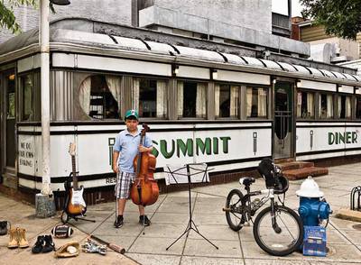 Las aficiones de Jason Novo. Hijo de inmigrantes latinos, segunda generación, 12 años, en la glorieta de Summit Avenue, entre el trasiego de vecinos y coches. Detrás, el famoso  diner,  restaurante típico, lugar de encuentro.
