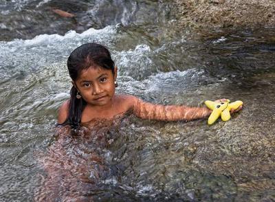 La estrella de Arcela Wook. De 6 años, es una de las niñas de San José. Las mujeres se encargan de la logística casera, venden en el mercado, cosen artesanía, lavan en el  creek,  se ocupan de los niños Los hombres trabajan el campo.