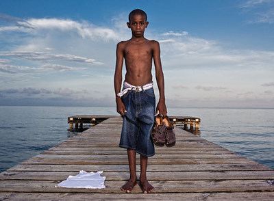 Tyrel Arzu, el niño garifuna de Belice.rnTiene 13 años y tres hermanos. Su padre murió y su madre, Jerome, los mantiene a duras penas. Tyrel estudia poco y mal; su sueño es poder ir un día hasta ese lugar 