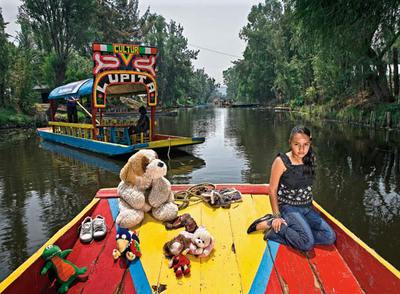 Karina Méndez. rnZalamera y linda, de 12 años, le entusiasman La Quinta Estación, los campeones de Pressing Catch, la ropa de colores y poco a poco, los chicos. Vive en una colonia famosa, por lo movida, la 12 de Octubre, hija de padres activos y políticamente conscientes. Así posó en las barcas de Xochimilco, una tradición de dos siglos.