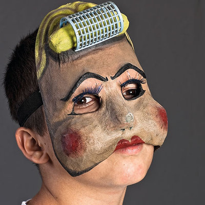 Las caras de Ángel de Jesús Romo.rnDoce años tiene el niño escondido tras las máscaras que él y otros elaboran en un taller del Colectivo Marabunta. Hijo de padres deficientes auditivos, que se conocieron en la iglesia de San Hipólito, de silentes, en La Alameda. Ángel se comunica mejor plásticamente, con las manos, que con la voz. Antes iba retrasado en la escuela porque le costaba hablar, expresar sus ideas, comunicar.