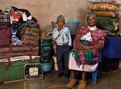 La fortaleza de Maine.rnÉsta es su casa, con los enseres recogidos en maletas, y su familia: su abuela. El reloj, bien grande, para que no se les pase la hora de tomar las pastillas contra el VIH. Ocultamos apellido, pueblo y una parte de la cara para proteger su privacidad.