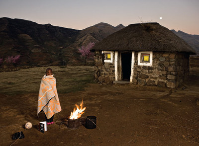 Mphori, fuego y luna llena. Tiene 10 años; sus padres murieron de sida. Vive con una tía. Se ensimisma fácilmente, como si siempre estuviera dándole vueltas a algo en la cabeza.rnPosa con sus pertenencias ante una cabaña típica.