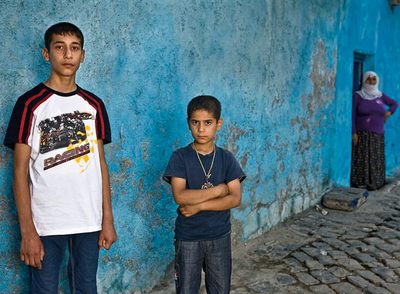 Mehmet y Suat rn Hermanos, pero también socios con un objetivo: cuidar y dar cariño a su madre, enferma de cáncer. Desde que su padre les dejó, Mehmet y Suat, de 12 y 8 años, sintieron que se hacían un poquito mayores. Son musulmanes y viven con su madre y sus otros hermanos en un humilde barrio de Diyarbakir.