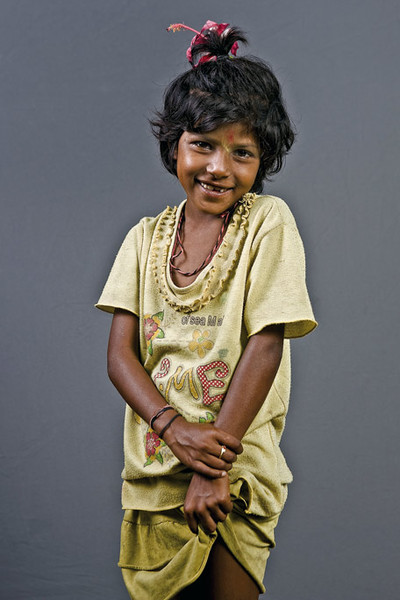 La 'intocable' Santoshi. En las chozas del poblado de Naulo Basti viven familias paupérrimas, como la de esta niña, que no pueden pagar un alquiler y que, a veces, son consideradas como  intocables  por la sociedad.