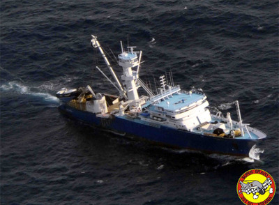 El  Alakrana,  fotografiado por un avión militar horas después del secuestro. Aún está enganchado a la popa el esquife en el que fueron detenidos dos de los piratas.