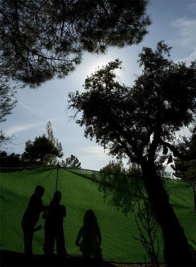 Técnicos preparan la carpa que protege la fosa de Alfacar.