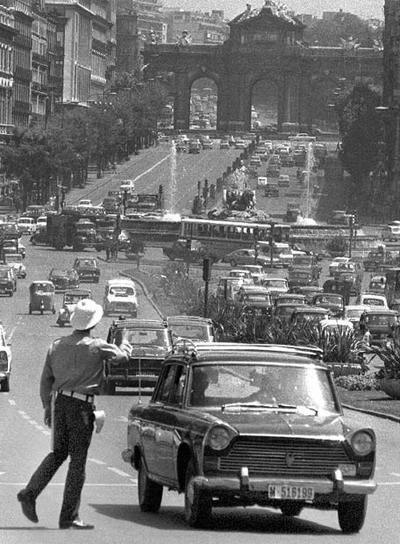 En junio de 1966, los taxistas madrileños protagonizaron su primera protesta masiva. Todos tiraron la gorra del uniforme obligatorio a la fuente de la Plaza de Cibeles. No querían llevarlas, les daba demasiado calor.