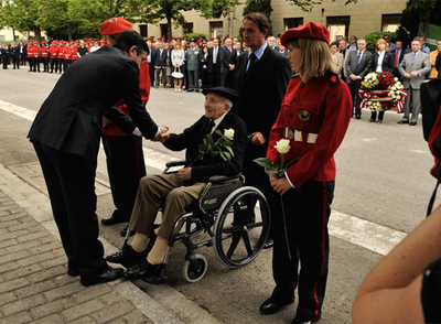 Lorenzo Iturriaga, saludado por el  lehendakari,  Patxi López, durante un homenaje en la academia de la Ertzaintza, en junio pasado.