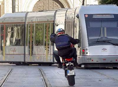 Un momento de los ensayos de la película  Knight & Day , ayer, junto al Ayuntamiento de Sevilla.