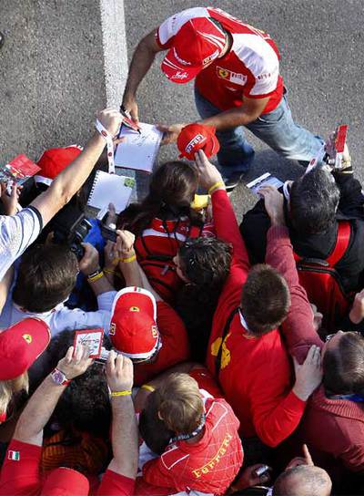 Cheste se tiñe de rojo en la primera cita de Alonso y Ferrari