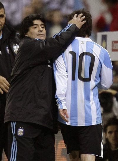 Diego Maradona hace un gesto cariñoso a Messi tras sustituirle el pasado sábado en el estadio Calderón.