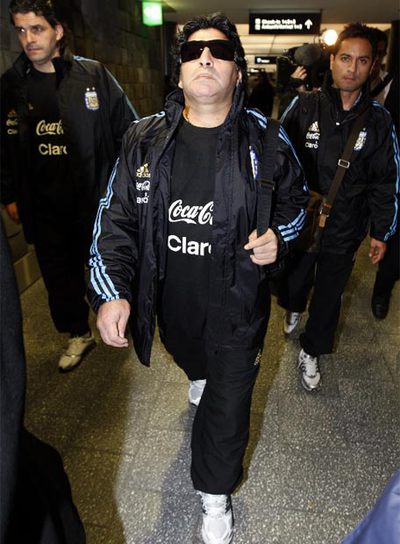Maradona, ayer en el aeropuerto de Zúrich.