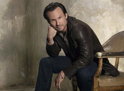 Christian Slater es un ex policía que busca desaparecidos en  Sin identificar. 