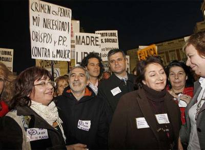 Gaspar Llamazares y Pedro Zerolo en una manifestación por el derecho al aborto en enero de 2008 en Madrid.