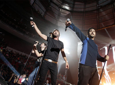 Santi Millán (en el centro) y el dúo Estopa interpretan  Pacto entre caballeros,  de Joaquín Sabina, al comienzo del concierto.