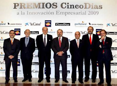 De izquierda a derecha, Jorge Rivera, director de  Cinco Días;  Javier Nadal, vicepresidente de Fundación Telefónica; Baldomero Falcones, presidente de FCC; Ignacio Polanco, presidente de PRISA; Federico París y José Cañas, fundadores de Teams; y Juan Luis Cebrián, consejero delegado de PRISA, en la entrega de premios.