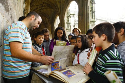 Un grupo de niños de un colegio de Lavacolla (Santiago), en el claustro de la catedral durante el paseo Compostela Medieval.