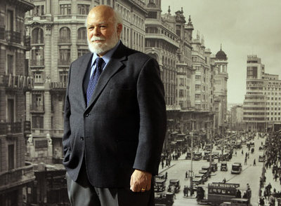 Edward Baker,  autor de   Madrid cosmopolita. La Gran Vía, 1910-1936 , delante de una foto de la calle madrileña.