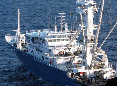 Cubierta del  Alakrana,  tras la liberación. En el centro varios marineros se fotografían. Arriba, a la derecha, un militar español.