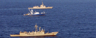 El pesquero vasco  Alakrana,  escoltado por dos fragatas de la Armada poco después de ser liberado y en ruta a las Seychelles. La foto fue tomada desde un helicóptero militar español.