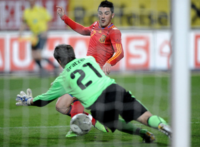 Villa marca uno de sus dos goles a Austria.