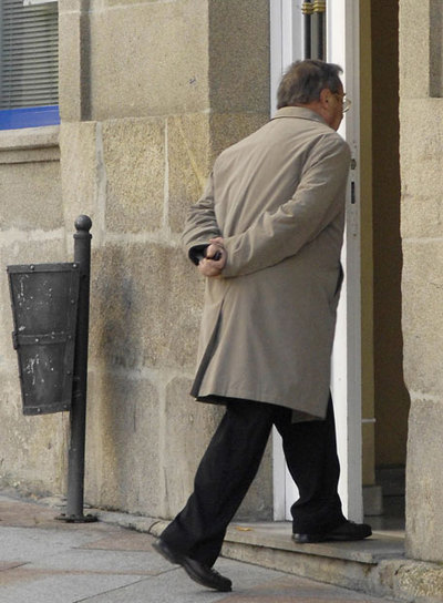 El cura Moure, entrando el pasado martes en la Fundación San Rosendo que dirige en Ourense.