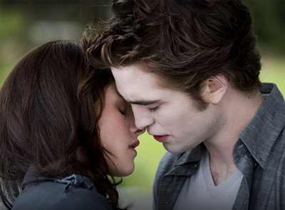 Kristen Stewart y Robert Pattinson, en un fotograma de  Luna nueva,  segunda parte de  Crepúsculo.  