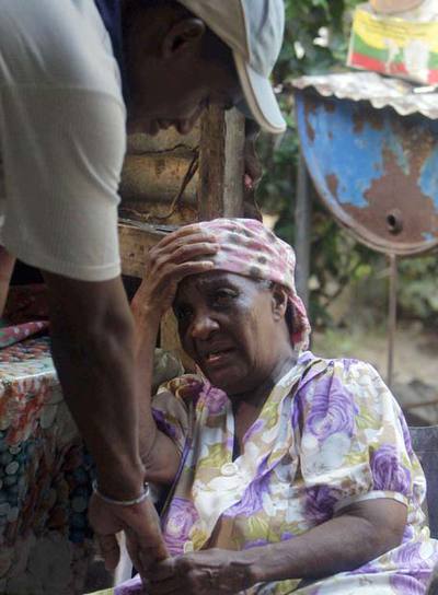 Un tripulante del  Playa de Bakio , secuestrado en 2008, consuela a Mirelle Pilate, madre de un marinero del  Alakrana .
