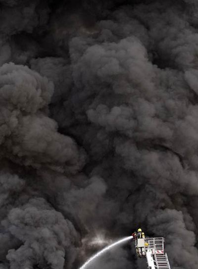 Alarmante incendio en una fábrica de pinturas de Porriño