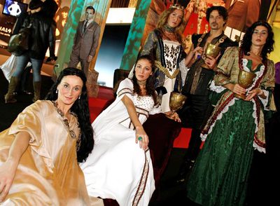 Un grupo de actores disfrazados de los personajes de la serie  Los Tudor .