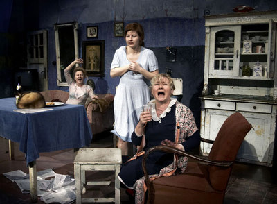 Escena de  Las presidentas,  de Werner Schwab, dirigida por Krystian Lupa.