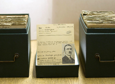 Ficha de  Hitler de 1924, encabezada con la definición 