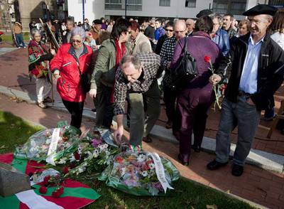 Familiares, miembros de la izquierda   abertzale   (en la imagen Tasio Erkizia y Julen Aginako) y una representante de Aralar participaron ayer en Bilbao en los actos de homenaje a Santiago Brouard y Josu Muguruza en Bilbao, asesinados hace 25 y 20 años, respectivamente.