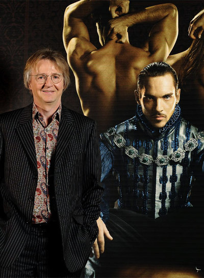 Hirst posa ante el cartel de la tercera temporada de  Los Tudor .