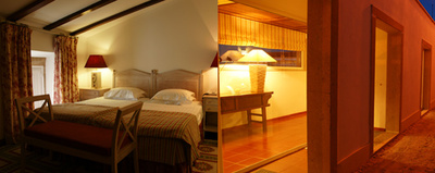 A la izquierda, una de las habitaciones del hotel que ocupa un edificio del siglo XVII. A la derecha, entrada a la  pousada  en una de las calles del casco antiguo de Marvão.