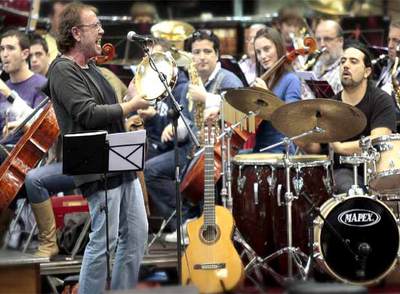 Miquel Gil, ayer, en el Pavelló del Pla de l'Arc, en Llíria, durante el ensayo previo al concierto.