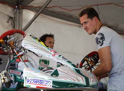 Michael Schumacher, en Las Vegas, revisando un  kart.  