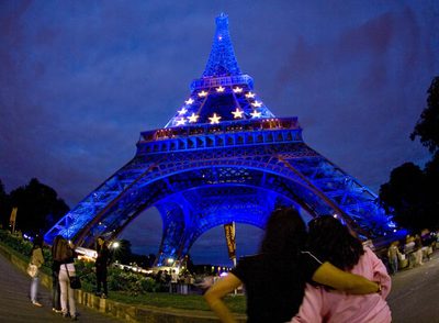 La torre Eiffel, iluminada con los colores azul y amarillo de la bandera de la Unión Europea.