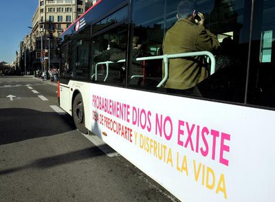 Autobús con el eslogan de la campaña publicitaria organizada en 2008 por la Unión de Ateos y Librepensadores de Cataluña. rnFoto: Tejederas