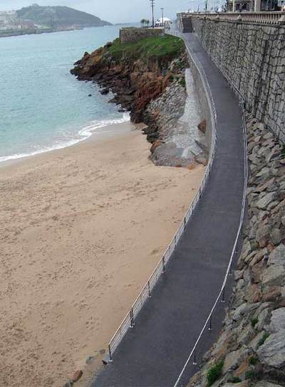 Una de las playas más céntricas de A Coruña incumple la ley de acceso para minusválidos