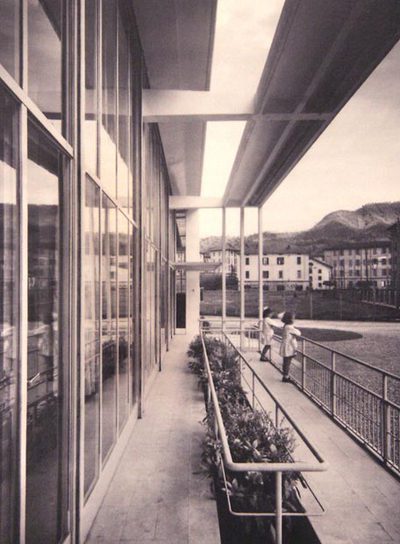 Entrada prinicpal del parvulario de Sant'Elia, en Como, obra de Giuseppe Terragni.