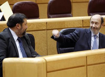 Los ministros de Justicia e Interior, Francisco Caamaño y Alfredo Pérez Rubalcaba, en el Senado.