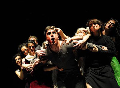 Un momento de la representación de  Dies irae,  en el teatro La Abadía.